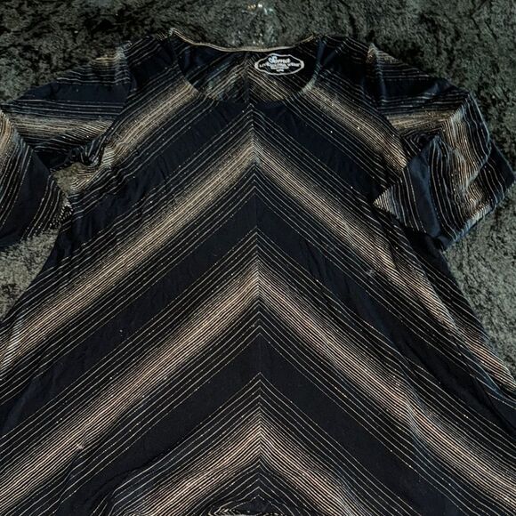Soma Dark black & gold metallic  Chevron 3/4 Sleeve sharkbite  Top - Picture 4 of 8